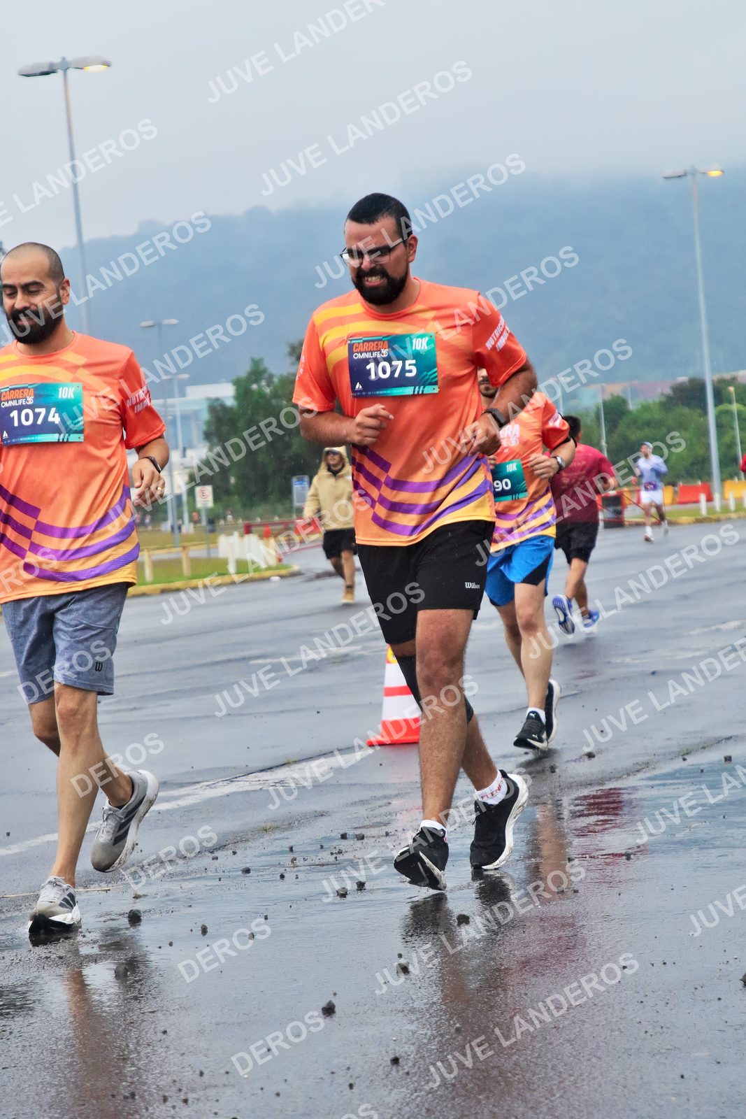 Foto de la CARRERA OMNILIFE GUADALAJARA en Estadio Akron, Zapopan a las 07:48 · dorsal 1075, 1074, 90
