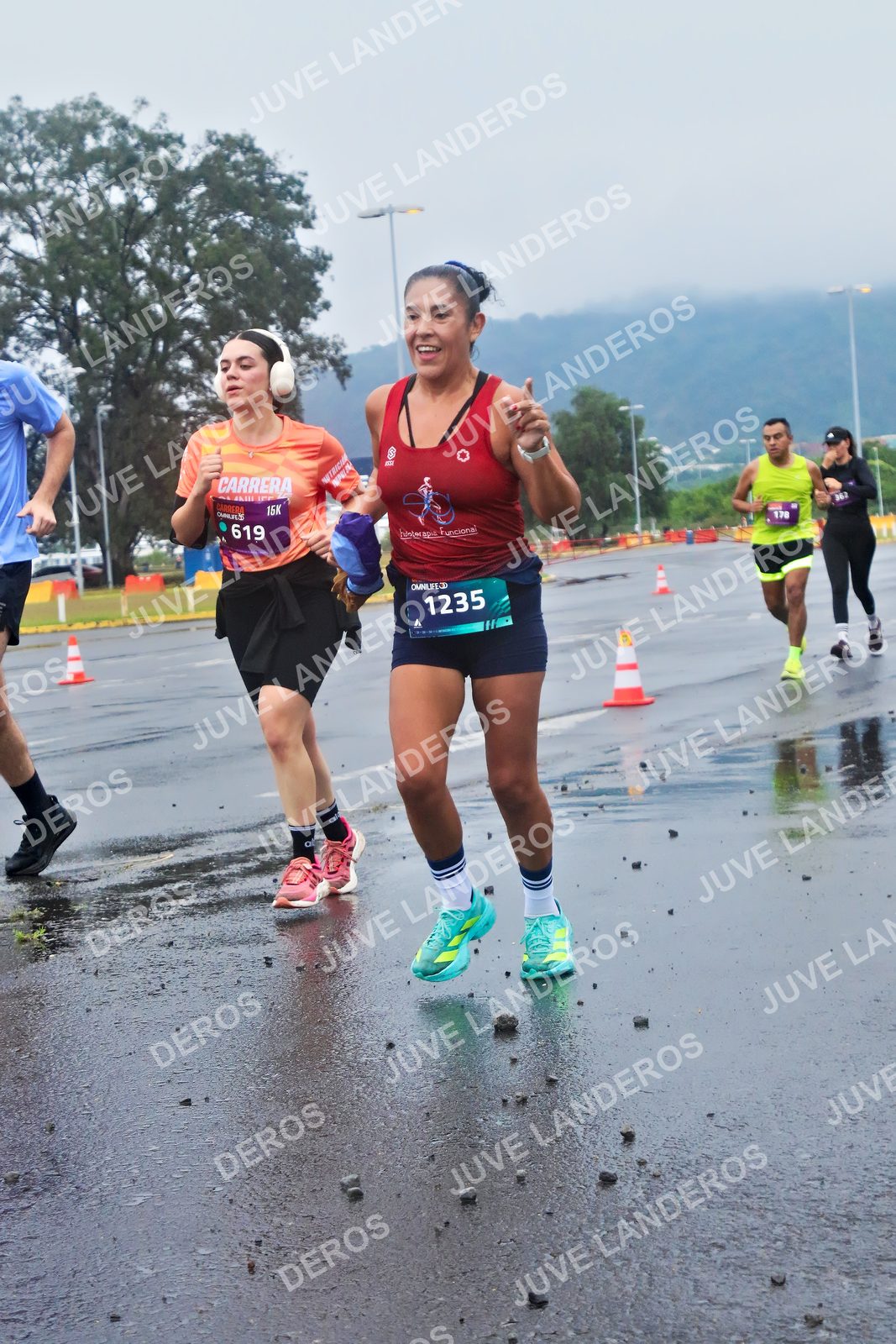 Foto de la CARRERA OMNILIFE GUADALAJARA en Estadio Akron, Zapopan a las 07:37 · dorsal 1235, 619, 178