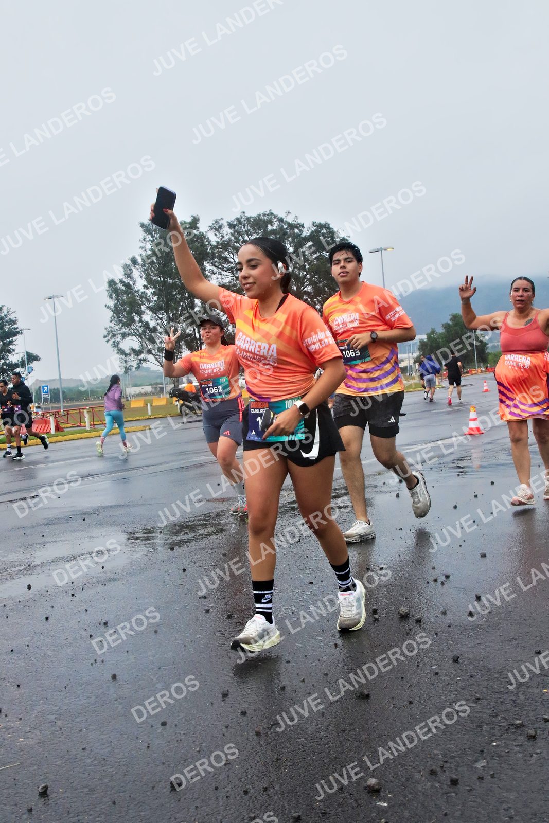 Foto de la CARRERA OMNILIFE GUADALAJARA en Estadio Akron, Zapopan a las 07:47 · dorsal 1062, 1063