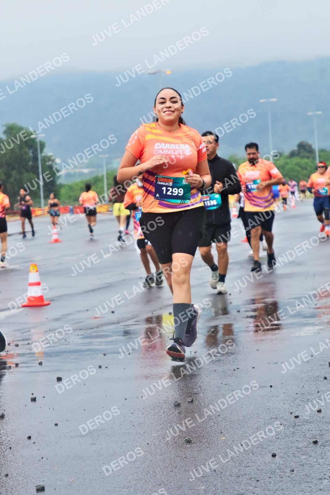 Foto de la CARRERA OMNILIFE GUADALAJARA en Estadio Akron, Zapopan a las 07:49 · dorsal 1299, 1536, 110