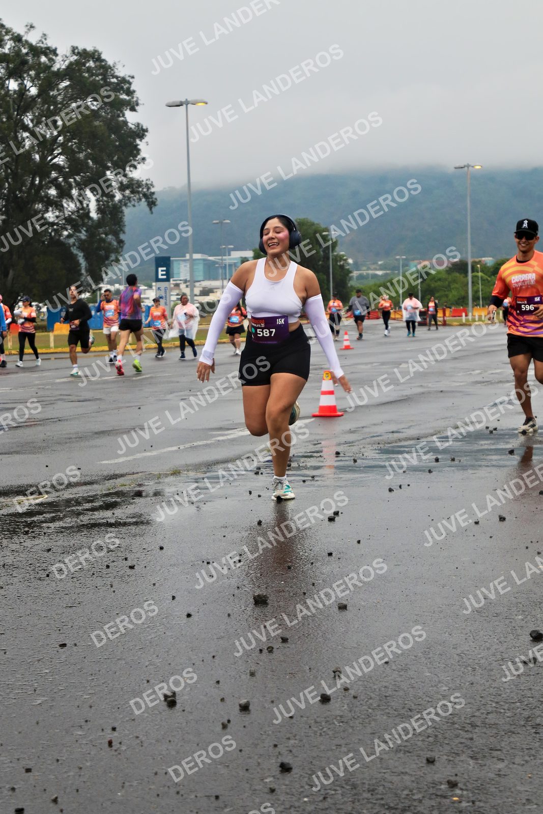 Foto de la CARRERA OMNILIFE GUADALAJARA en Estadio Akron, Zapopan a las 07:32 · dorsal 587, 596