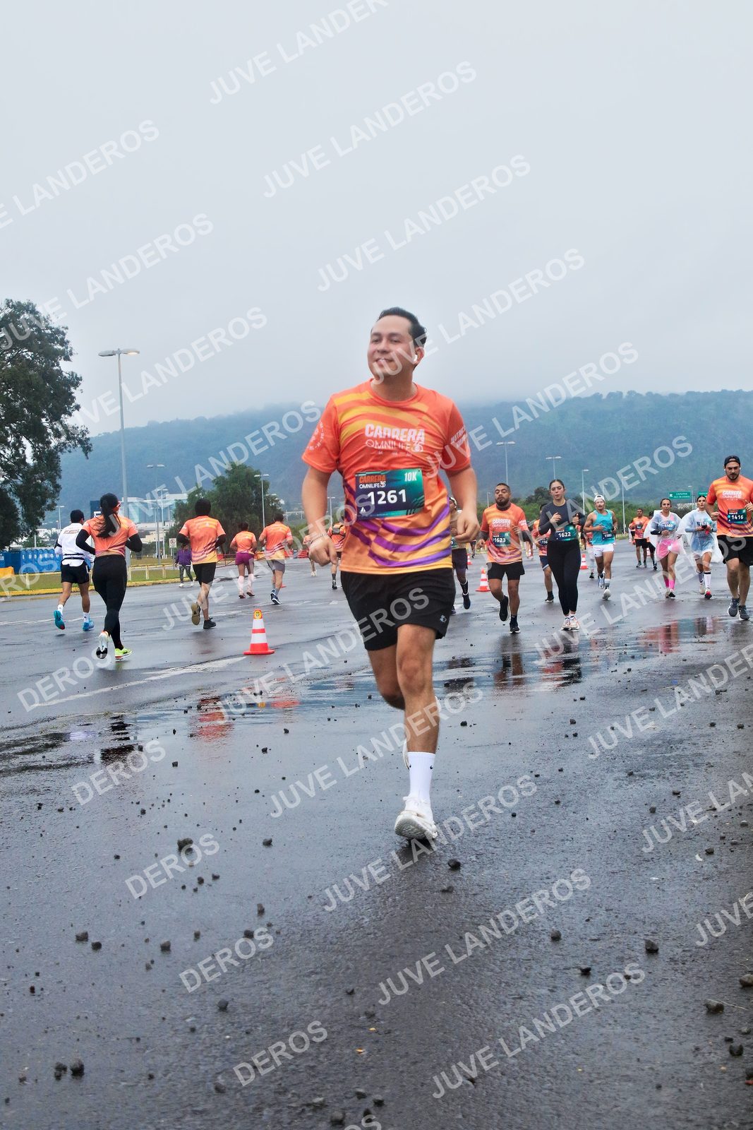 Foto de la CARRERA OMNILIFE GUADALAJARA en Estadio Akron, Zapopan a las 07:41 · dorsal 1261, 1622, 1416