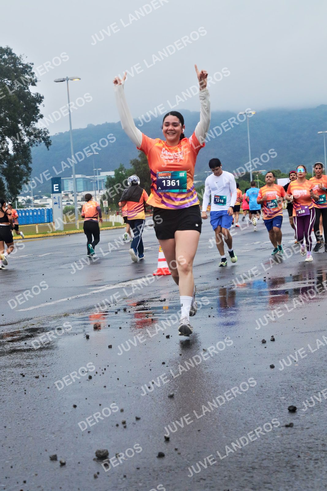 Foto de la CARRERA OMNILIFE GUADALAJARA en Estadio Akron, Zapopan a las 07:43 · dorsal 1361, 1216, 1331, 458