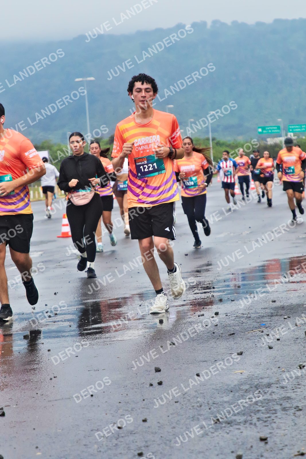 Foto de la CARRERA OMNILIFE GUADALAJARA en Estadio Akron, Zapopan a las 07:43 · dorsal 1221, 1378, 1617