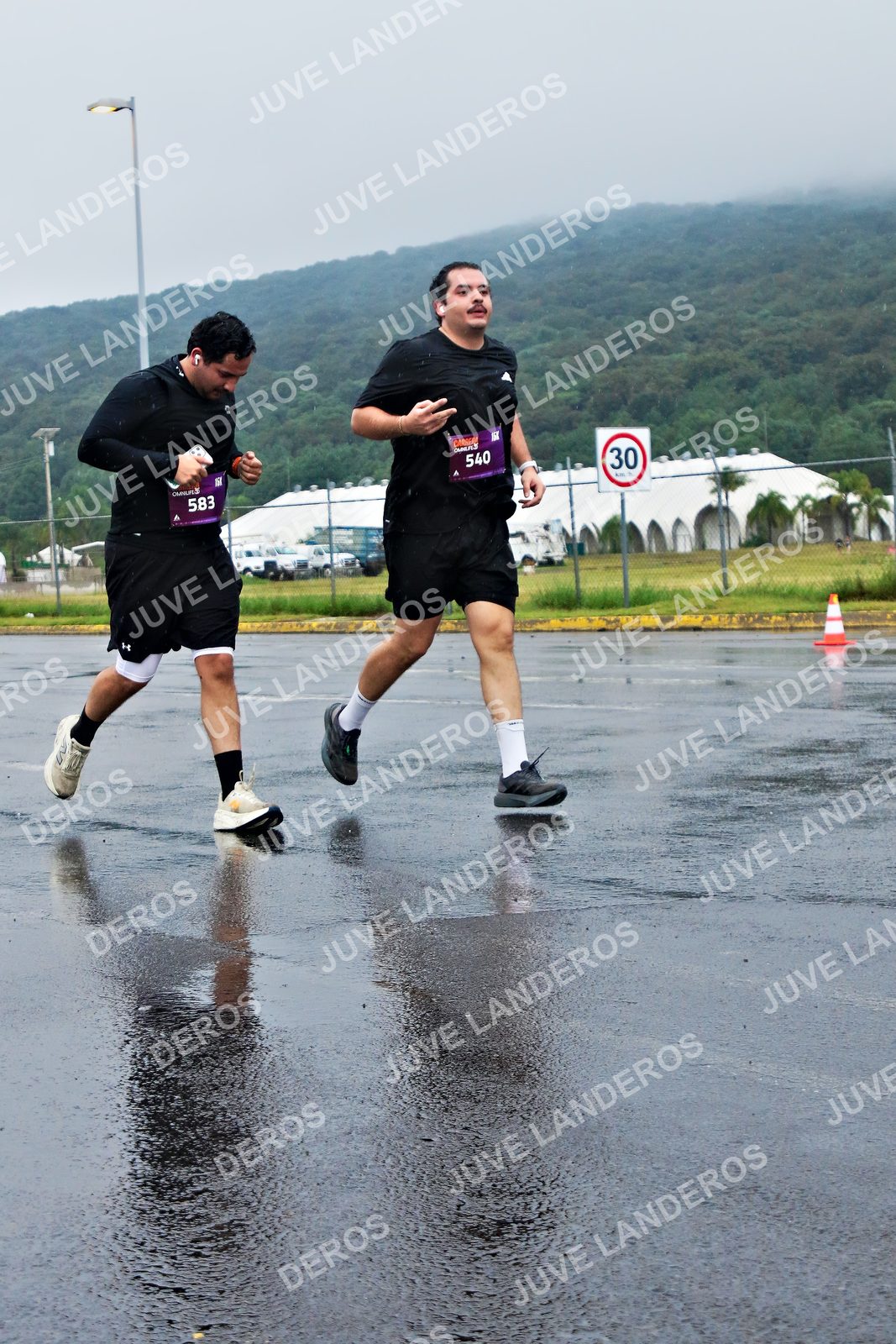 Foto de la CARRERA OMNILIFE GUADALAJARA en Estadio Akron, Zapopan a las 08:05 · dorsal 30, 540, 583