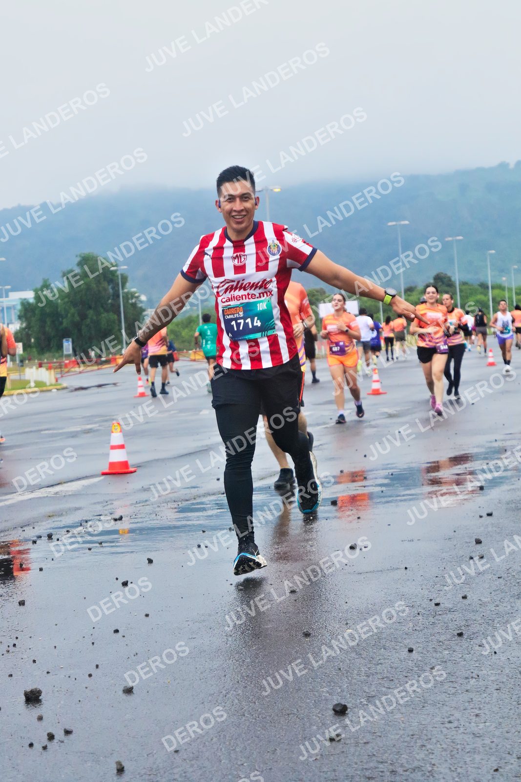 Foto de la CARRERA OMNILIFE GUADALAJARA en Estadio Akron, Zapopan a las 07:41 · dorsal 1714