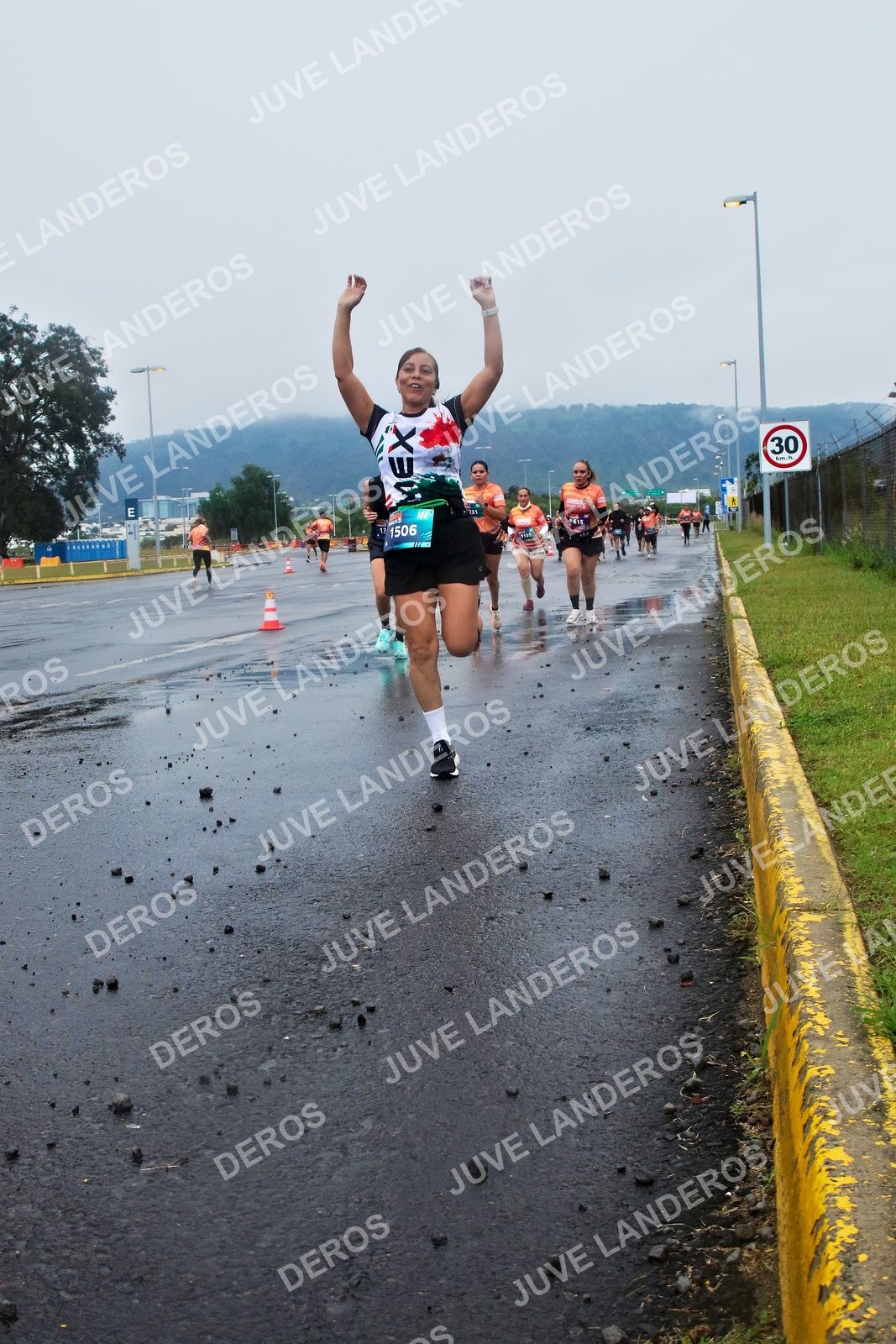 Foto de la CARRERA OMNILIFE GUADALAJARA en Estadio Akron, Zapopan a las 07:40 · dorsal 30, 1506
