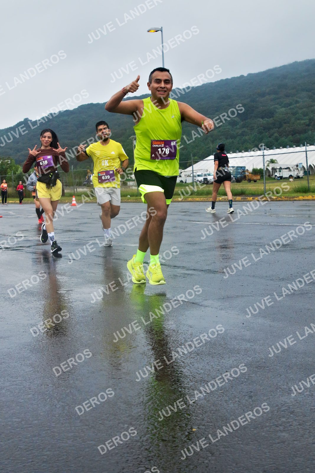 Foto de la CARRERA OMNILIFE GUADALAJARA en Estadio Akron, Zapopan a las 08:02 · dorsal 178, 639, 638