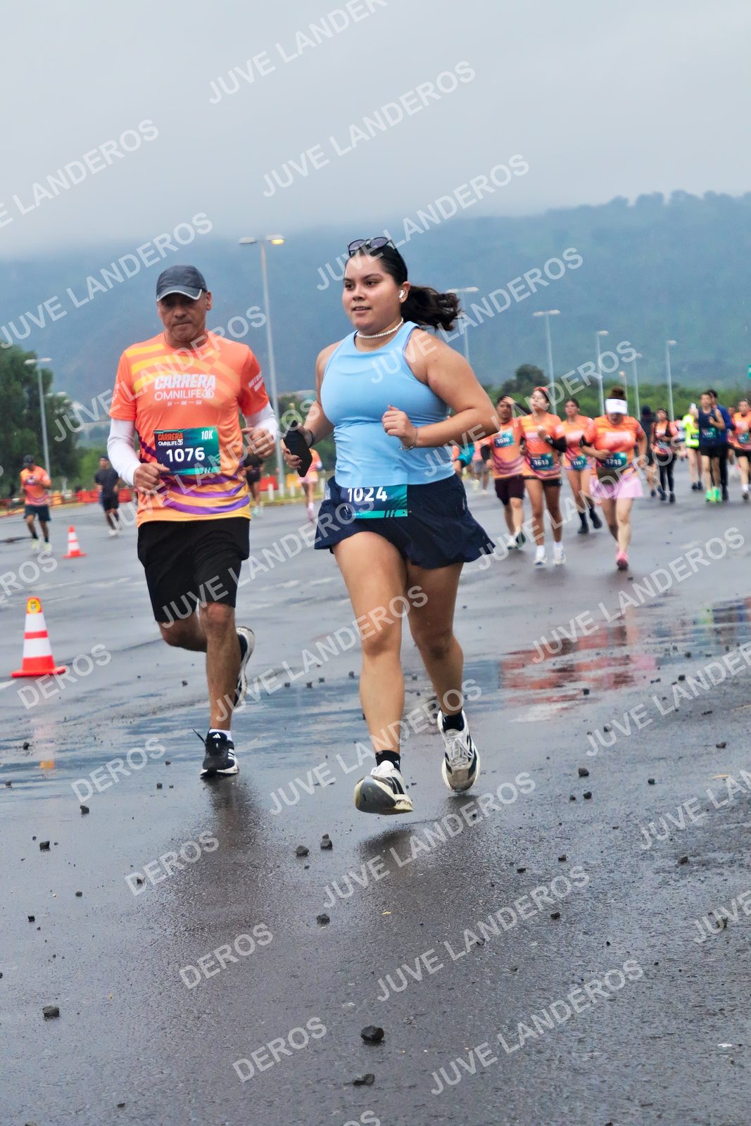 Foto de la CARRERA OMNILIFE GUADALAJARA en Estadio Akron, Zapopan a las 07:46 · dorsal 1076, 1024, 1070