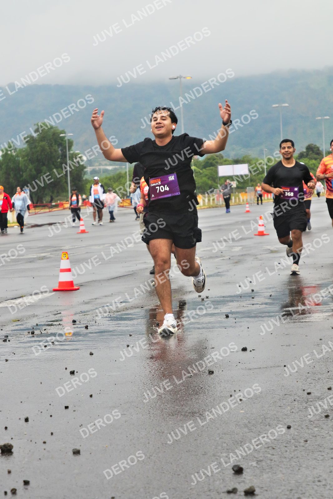 Foto de la CARRERA OMNILIFE GUADALAJARA en Estadio Akron, Zapopan a las 07:33 · dorsal 704, 368