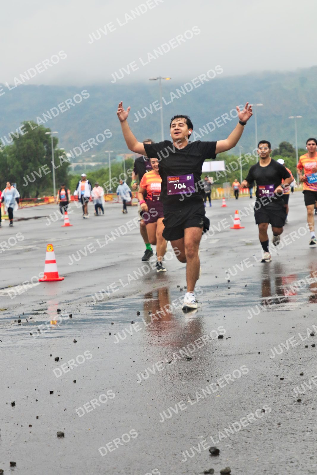 Foto de la CARRERA OMNILIFE GUADALAJARA en Estadio Akron, Zapopan a las 07:33 · dorsal 704, 368, 254