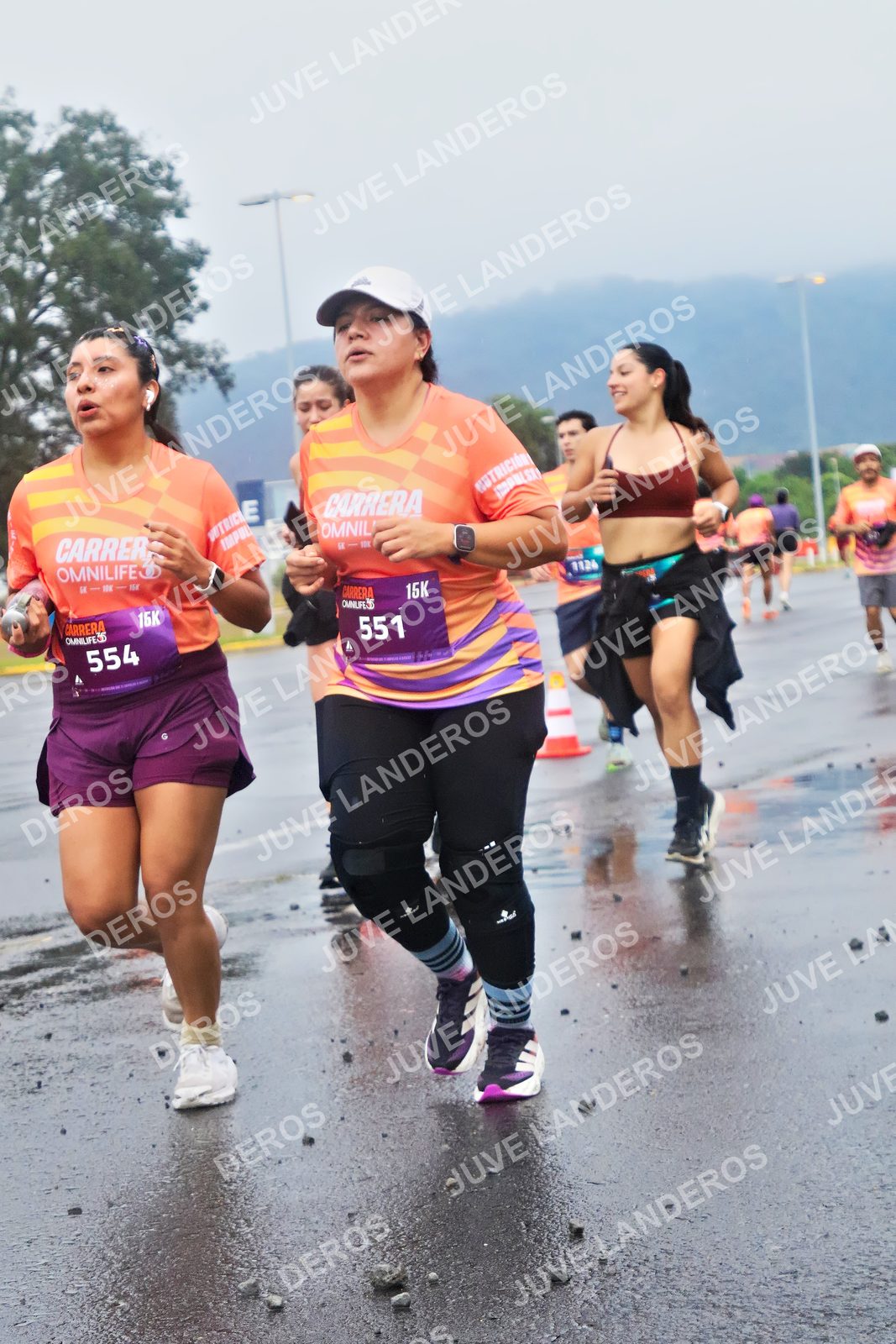 Foto de la CARRERA OMNILIFE GUADALAJARA en Estadio Akron, Zapopan a las 07:44 · dorsal 554, 551