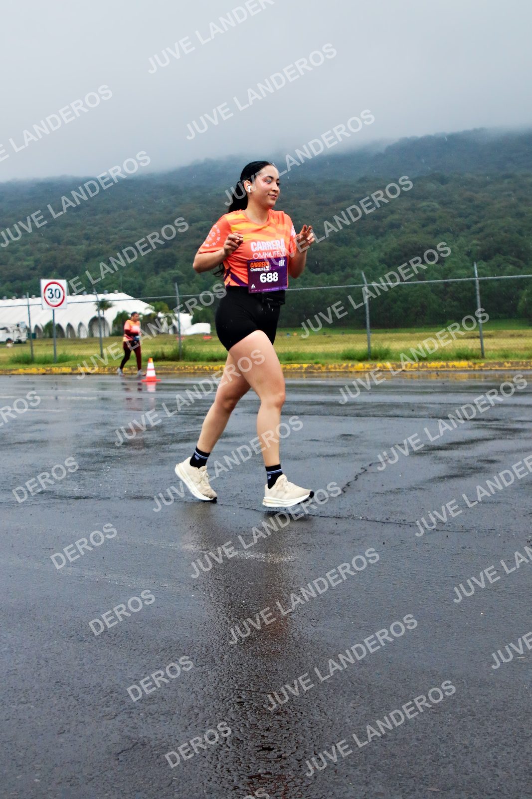 Foto de la CARRERA OMNILIFE GUADALAJARA en Estadio Akron, Zapopan a las 08:06 · dorsal 30, 688