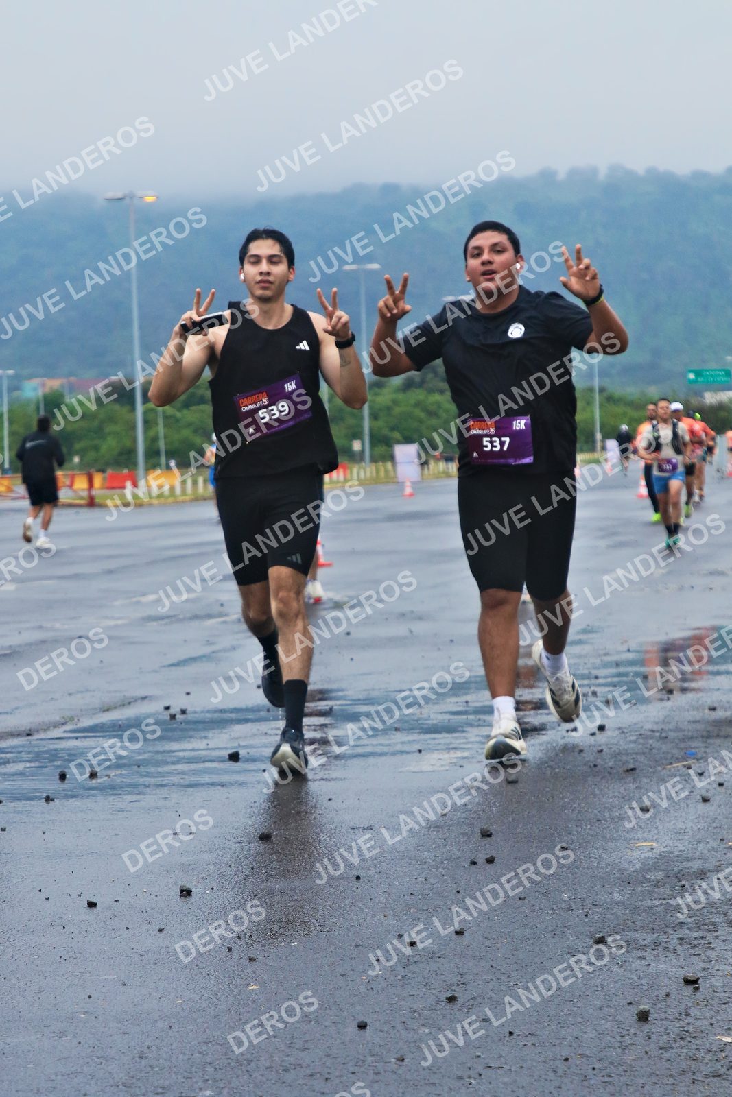 Foto de la CARRERA OMNILIFE GUADALAJARA en Estadio Akron, Zapopan a las 07:35 · dorsal 537, 539
