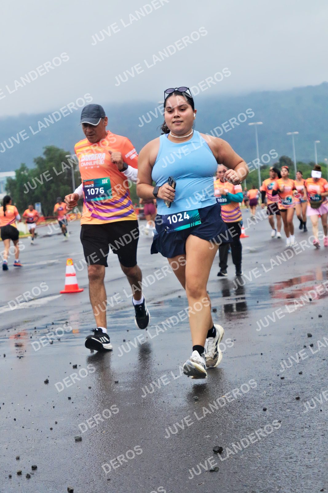 Foto de la CARRERA OMNILIFE GUADALAJARA en Estadio Akron, Zapopan a las 07:46 · dorsal 1024, 1076, 1039