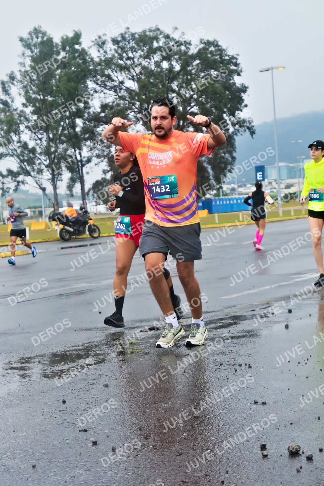 Foto de la CARRERA OMNILIFE GUADALAJARA en Estadio Akron, Zapopan a las 07:46 · dorsal 1432, 1386, 1242