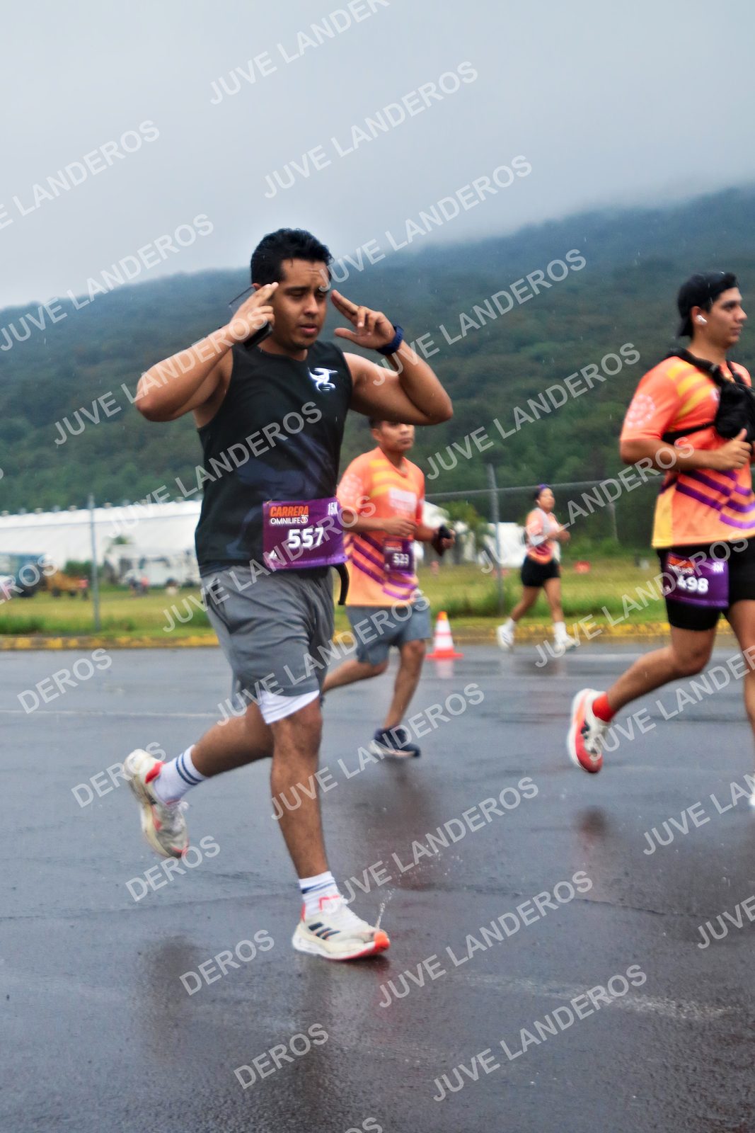 Foto de la CARRERA OMNILIFE GUADALAJARA en Estadio Akron, Zapopan a las 07:53 · dorsal 557, 498
