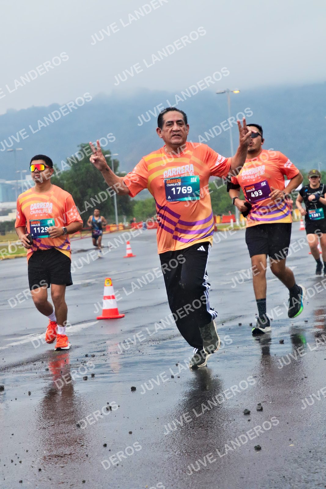 Foto de la CARRERA OMNILIFE GUADALAJARA en Estadio Akron, Zapopan a las 07:48 · dorsal 1769, 493, 1129, 1381