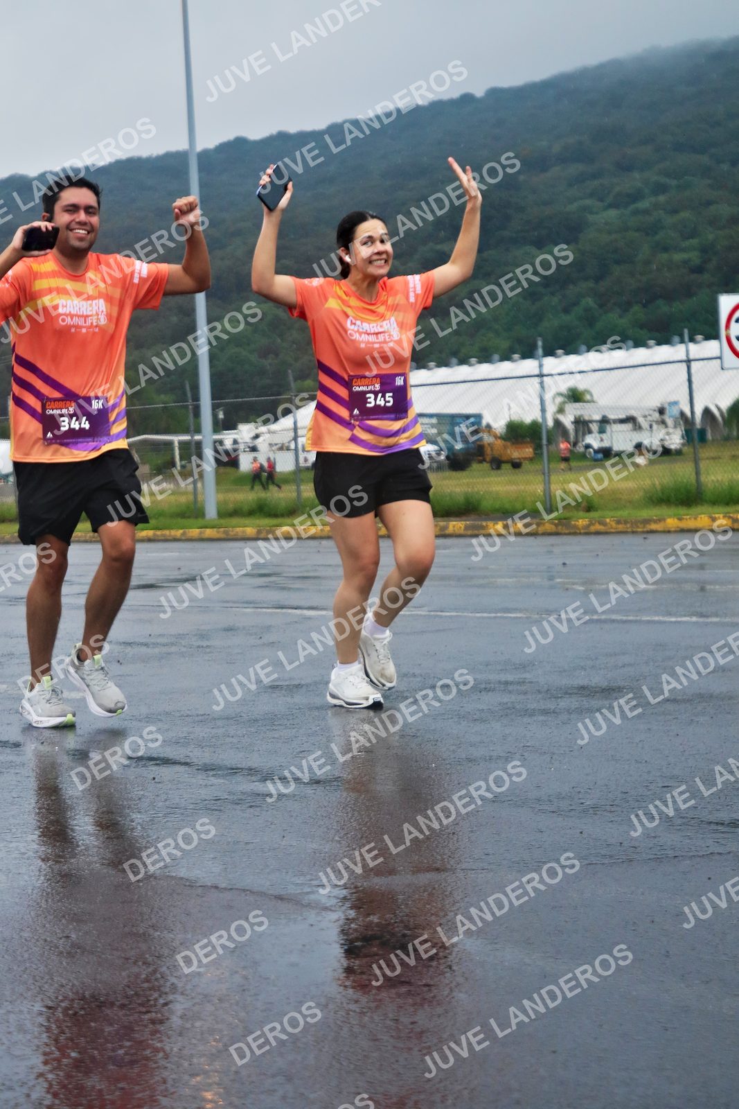 Foto de la CARRERA OMNILIFE GUADALAJARA en Estadio Akron, Zapopan a las 08:01 · dorsal 345, 344