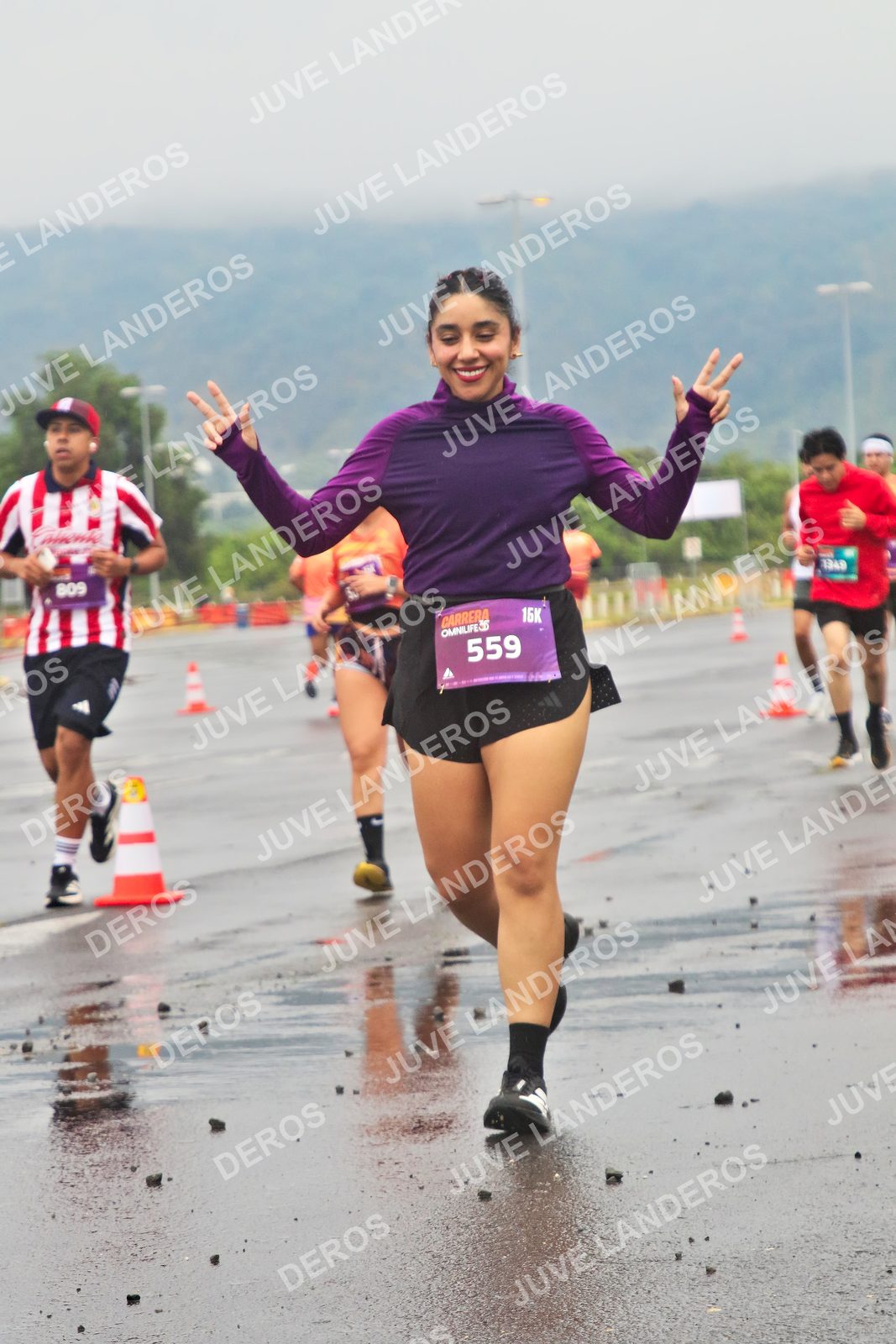 Foto de la CARRERA OMNILIFE GUADALAJARA en Estadio Akron, Zapopan a las 07:34 · dorsal 559, 809, 1349