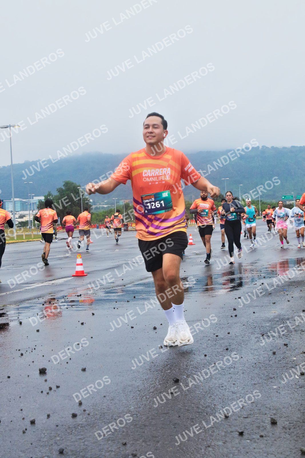 Foto de la CARRERA OMNILIFE GUADALAJARA en Estadio Akron, Zapopan a las 07:41 · dorsal 1261, 1622, 623
