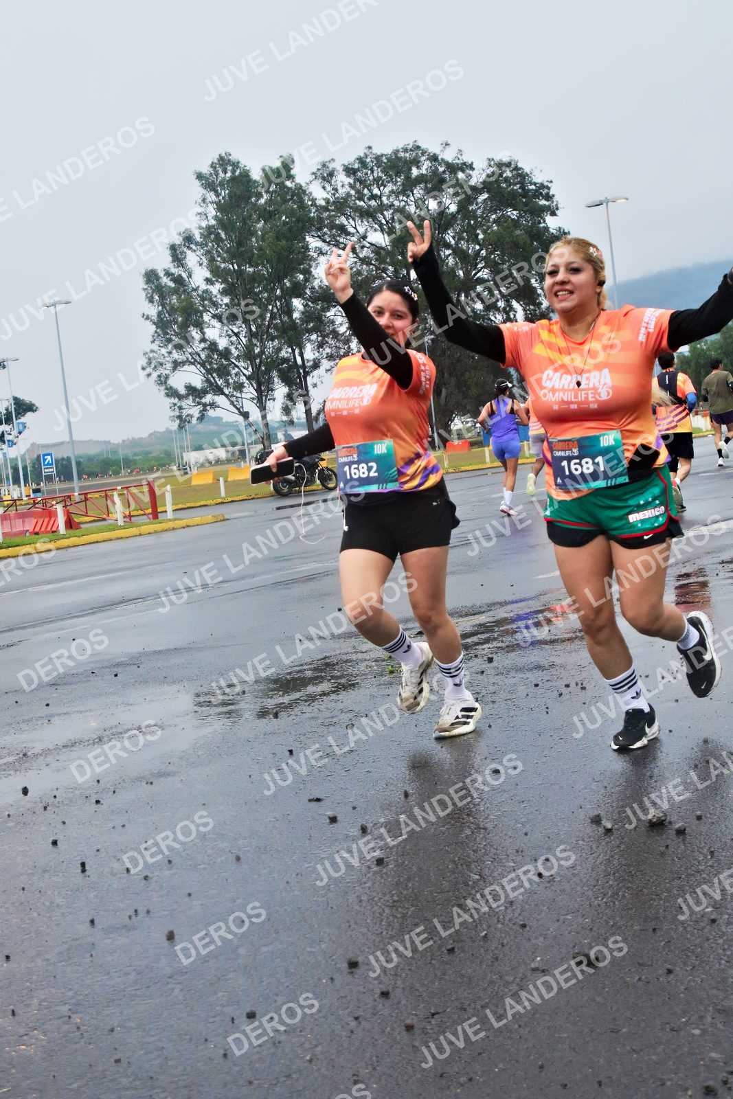 Foto de la CARRERA OMNILIFE GUADALAJARA en Estadio Akron, Zapopan a las 07:45 · dorsal 1681, 1682