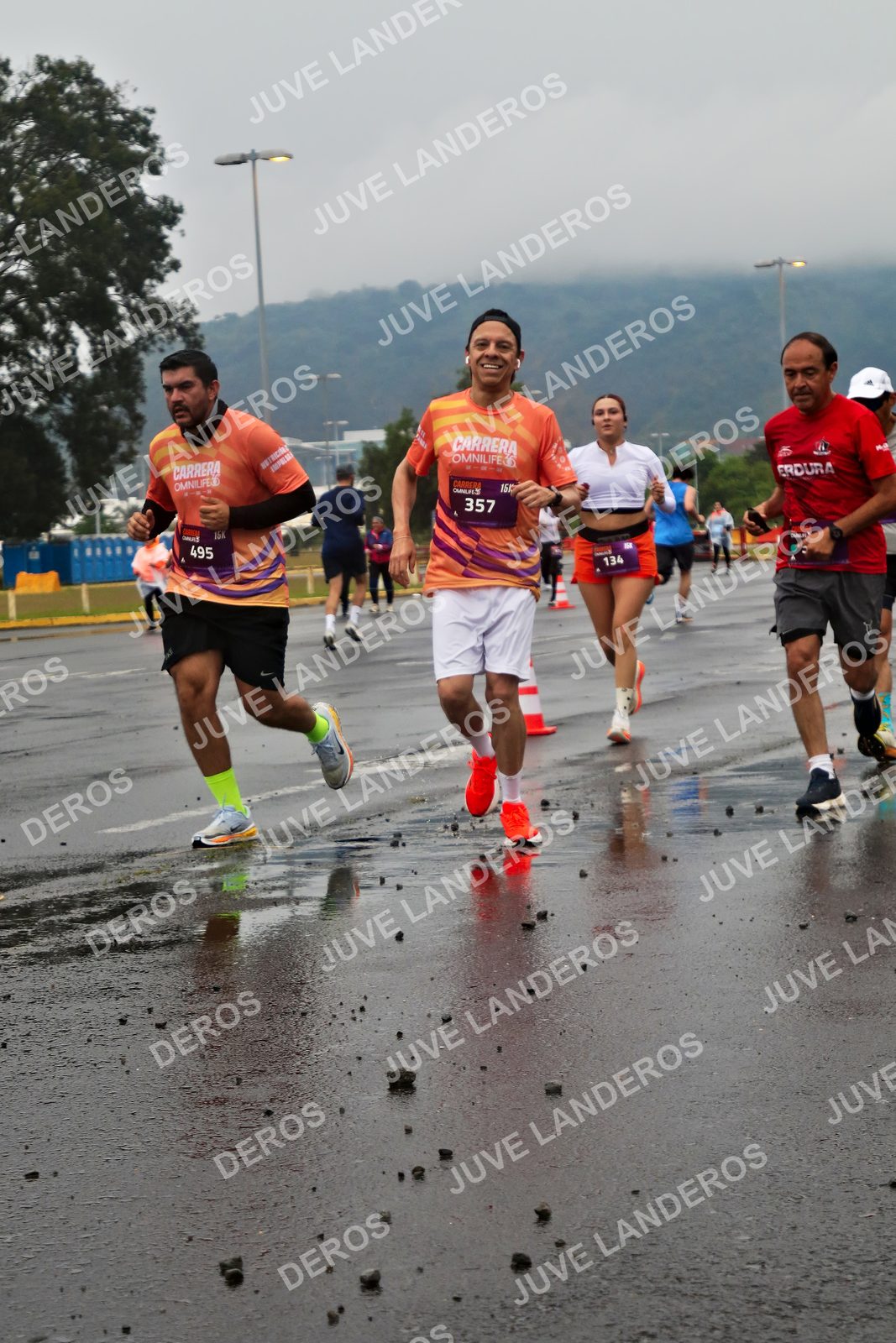 Foto de la CARRERA OMNILIFE GUADALAJARA en Estadio Akron, Zapopan a las 07:33 · dorsal 357, 495, 134