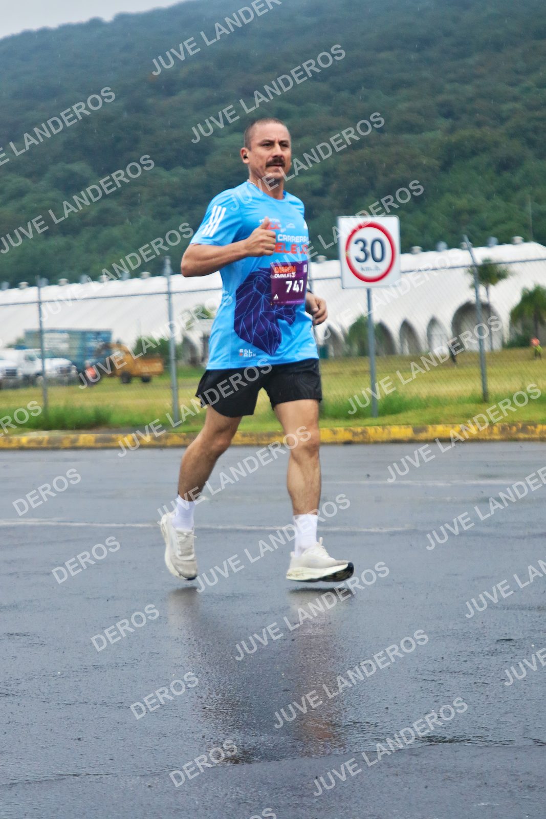 Foto de la CARRERA OMNILIFE GUADALAJARA en Estadio Akron, Zapopan a las 07:53 · dorsal 30, 747