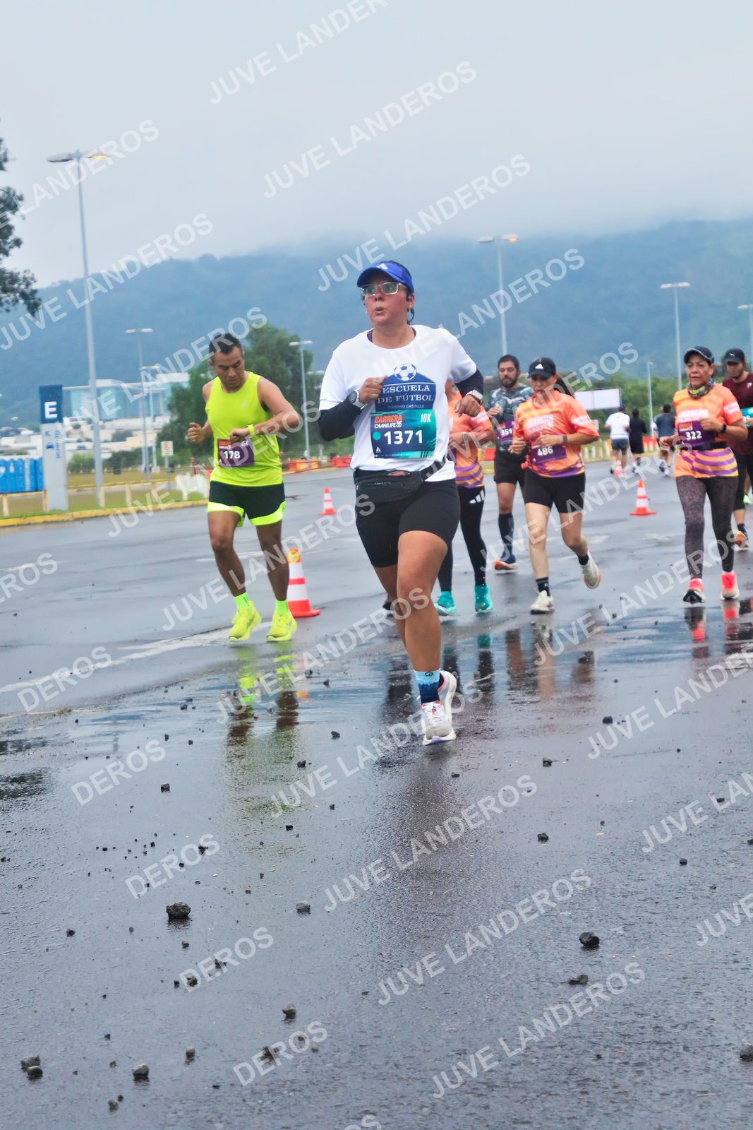 Foto de la CARRERA OMNILIFE GUADALAJARA en Estadio Akron, Zapopan a las 07:37 · dorsal 1371, 178, 322, 486