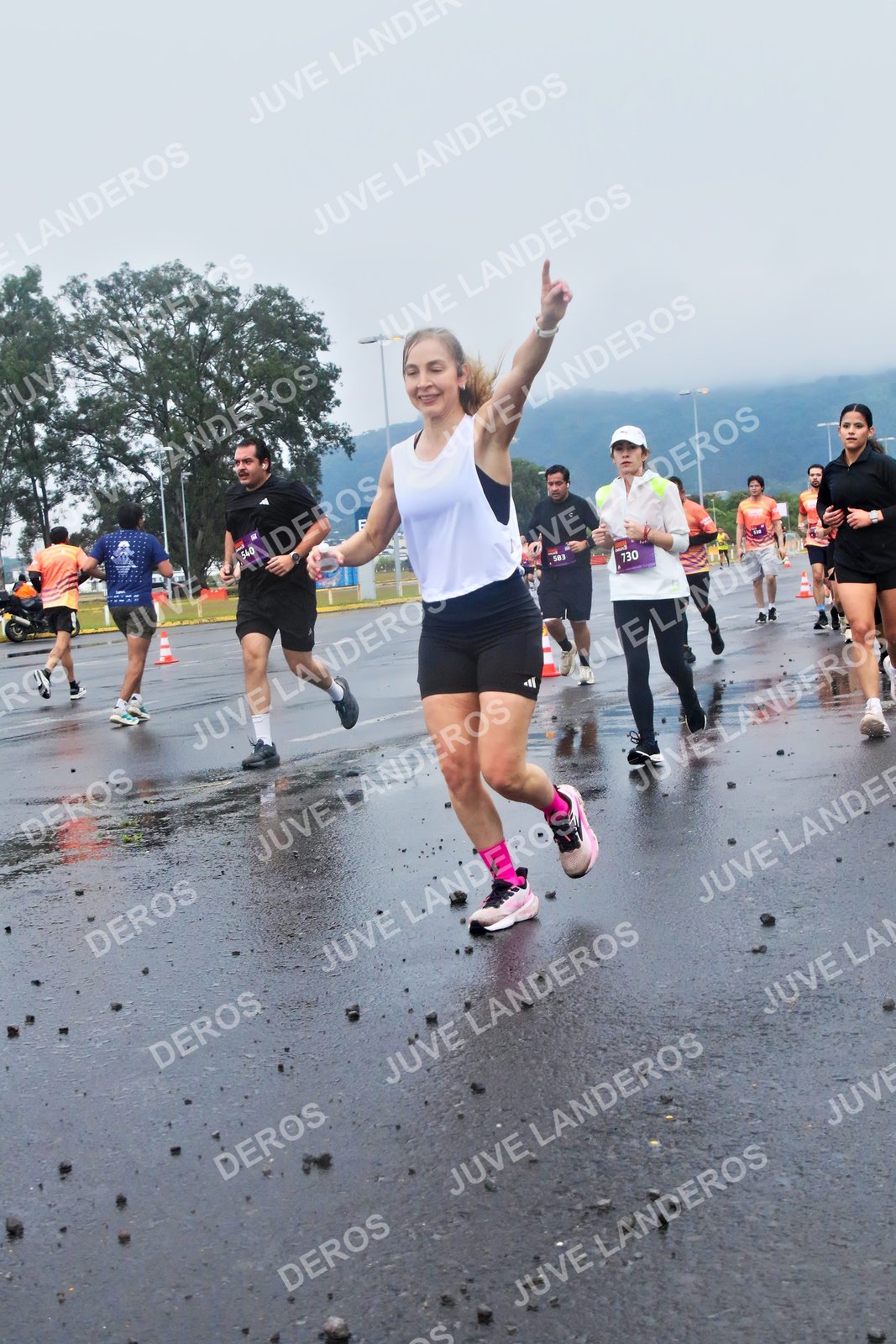 Foto de la CARRERA OMNILIFE GUADALAJARA en Estadio Akron, Zapopan a las 07:38 · dorsal 540, 730, 583