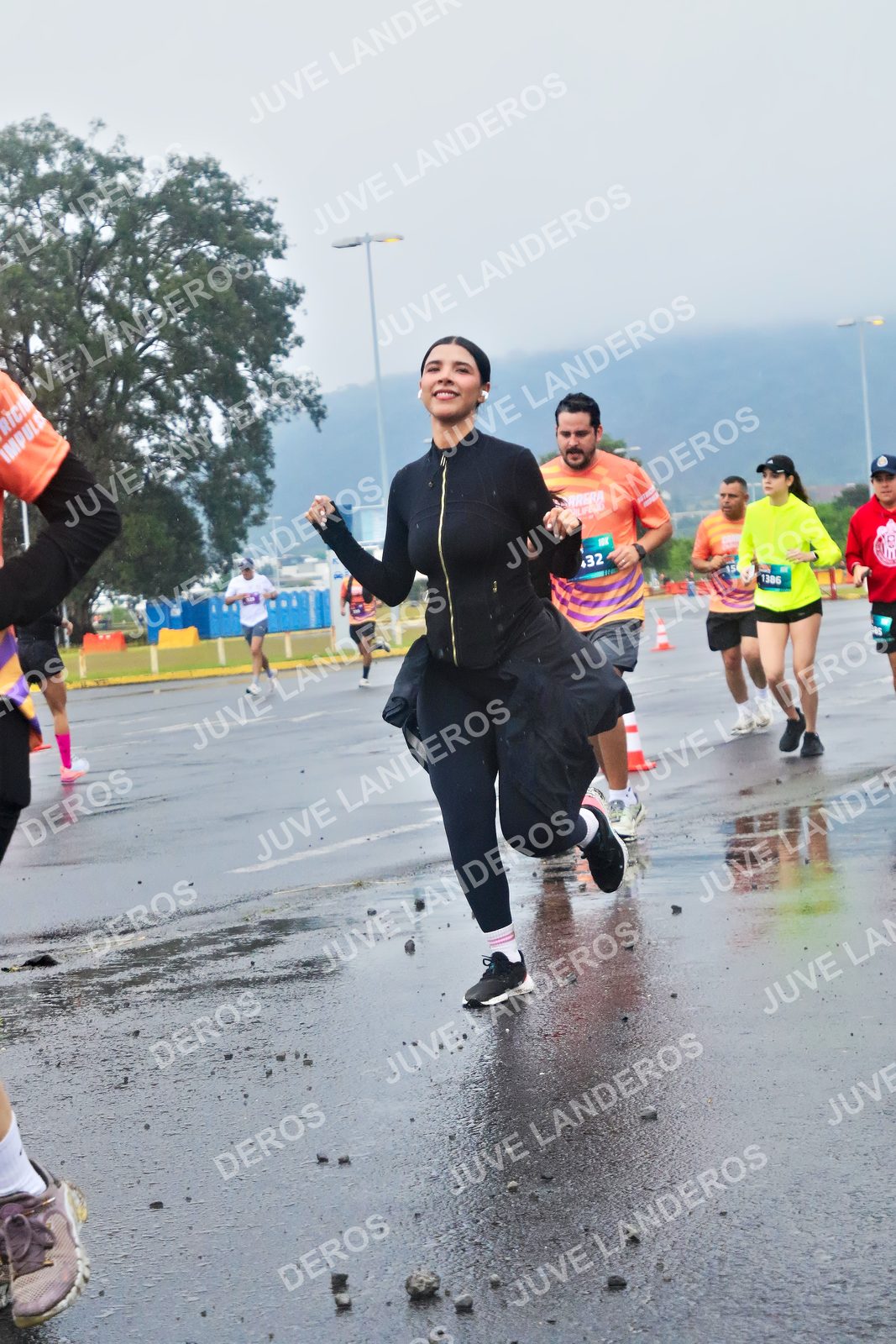 Foto de la CARRERA OMNILIFE GUADALAJARA en Estadio Akron, Zapopan a las 07:46 · dorsal 32, 1306, 15
