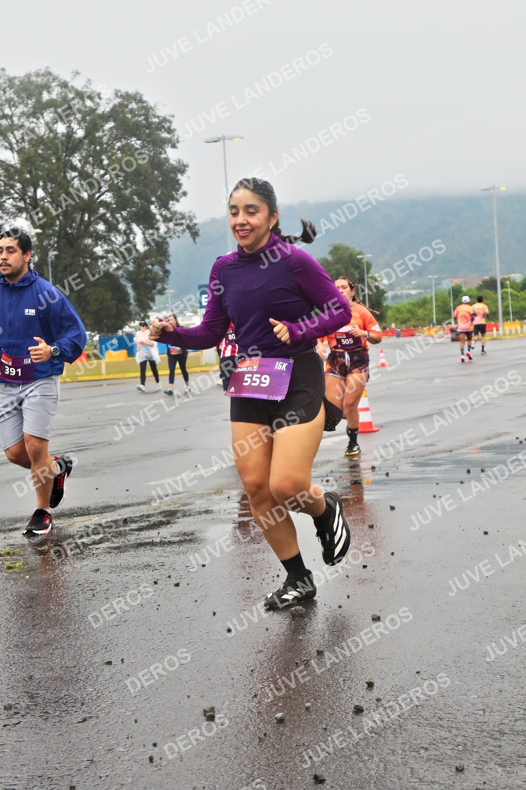 Foto de la CARRERA OMNILIFE GUADALAJARA en Estadio Akron, Zapopan a las 07:34 · dorsal 559, 391, 505, 80