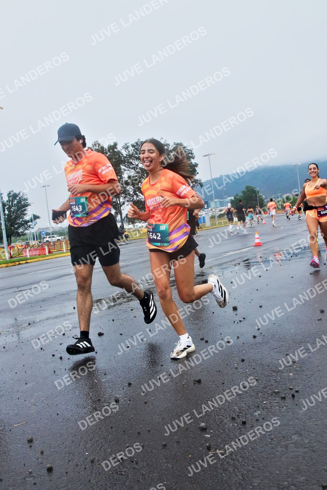 Foto de la CARRERA OMNILIFE GUADALAJARA en Estadio Akron, Zapopan a las 07:39 · dorsal 1643, 1642, 660