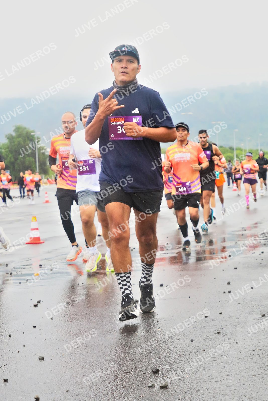 Foto de la CARRERA OMNILIFE GUADALAJARA en Estadio Akron, Zapopan a las 07:31 · dorsal 331, 464