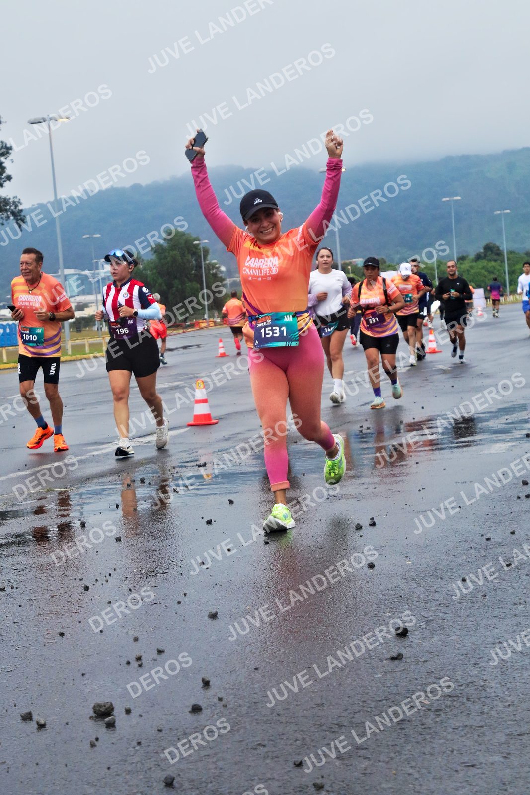 Foto de la CARRERA OMNILIFE GUADALAJARA en Estadio Akron, Zapopan a las 07:42 · dorsal 1531, 1010, 196