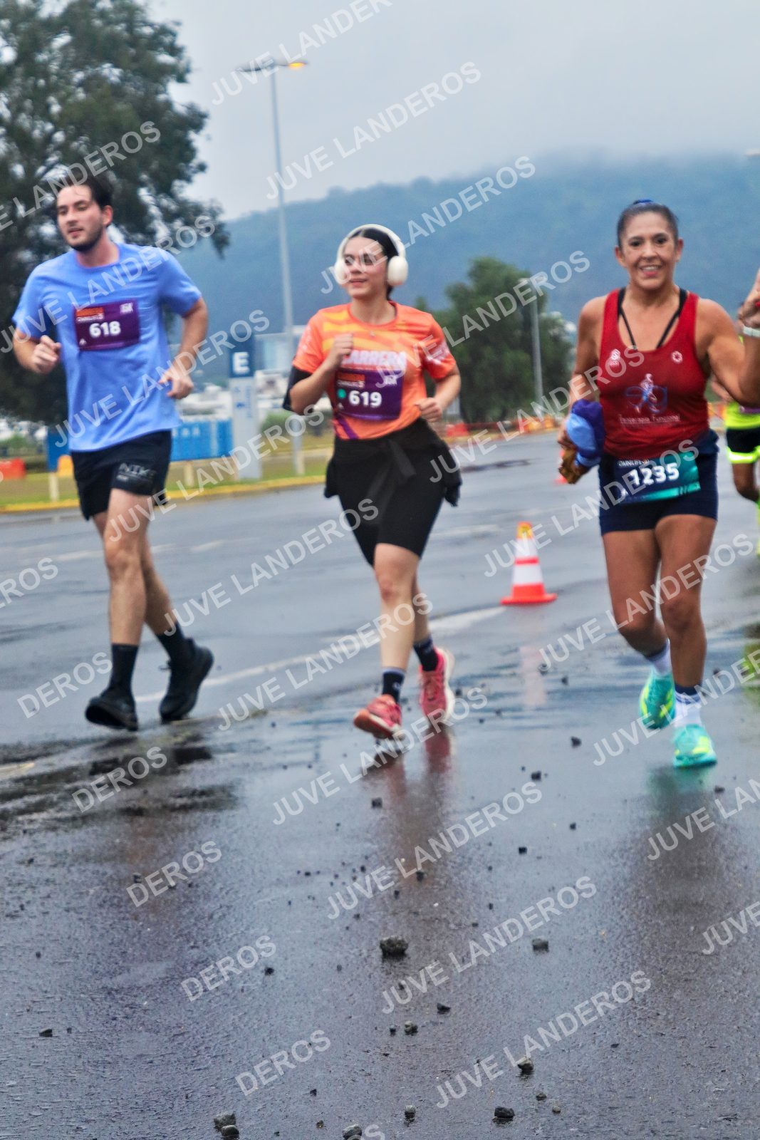 Foto de la CARRERA OMNILIFE GUADALAJARA en Estadio Akron, Zapopan a las 07:37 · dorsal 619, 1235, 618