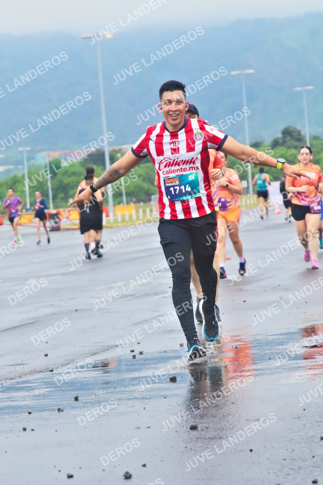Foto de la CARRERA OMNILIFE GUADALAJARA en Estadio Akron, Zapopan a las 07:41 · dorsal 1714