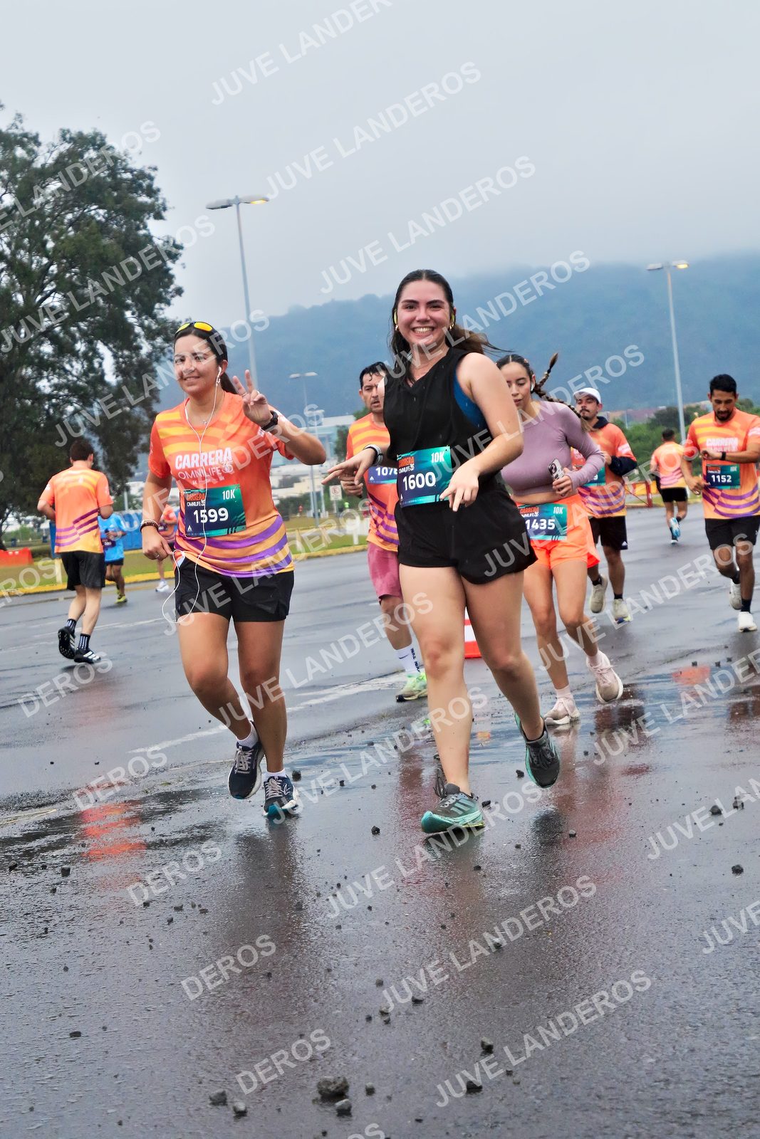 Foto de la CARRERA OMNILIFE GUADALAJARA en Estadio Akron, Zapopan a las 07:44 · dorsal 1152, 1600, 1599, 1435