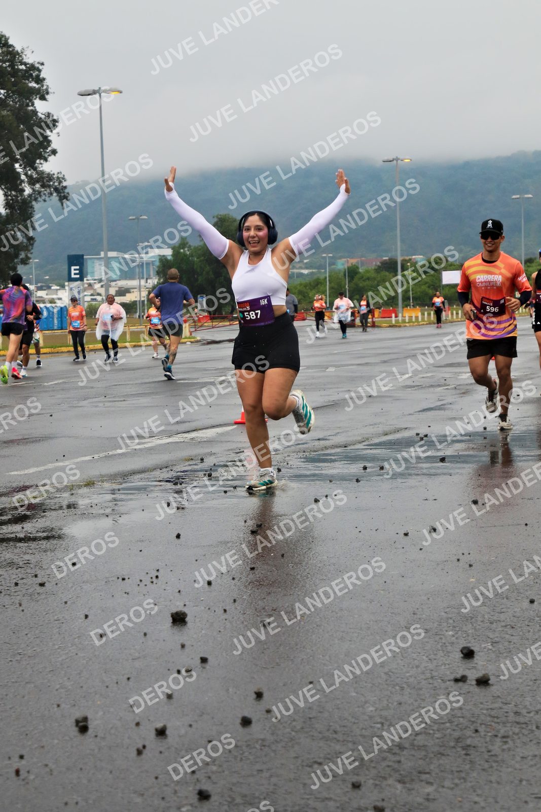 Foto de la CARRERA OMNILIFE GUADALAJARA en Estadio Akron, Zapopan a las 07:32 · dorsal 587, 596