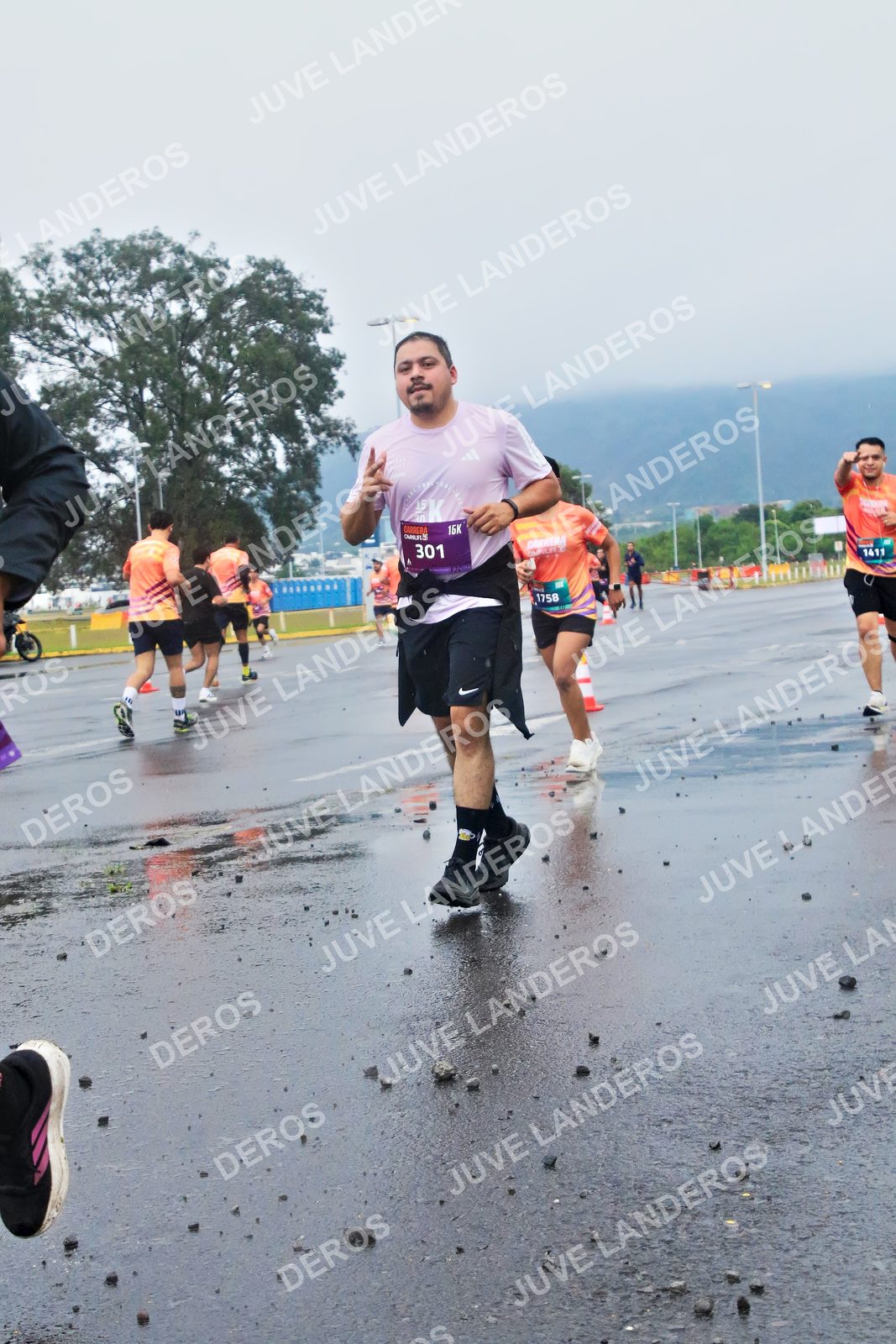 Foto de la CARRERA OMNILIFE GUADALAJARA en Estadio Akron, Zapopan a las 07:45 · dorsal 301, 1758, 1411