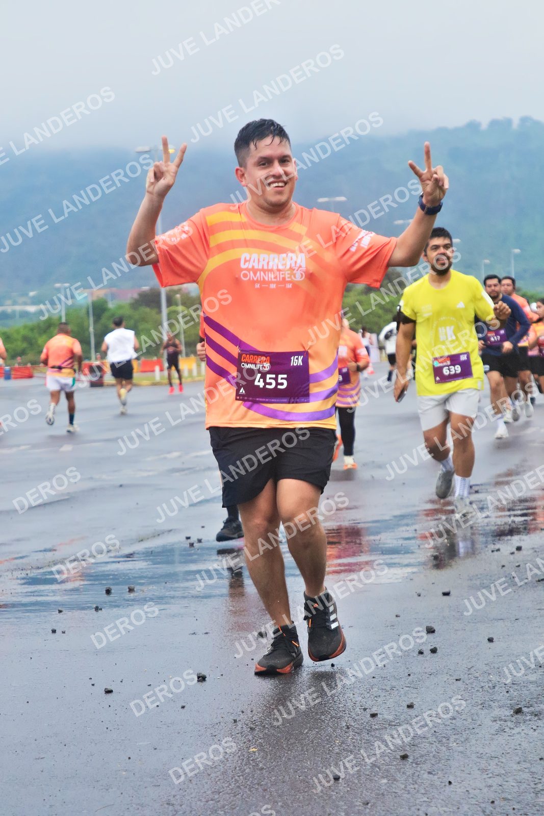 Foto de la CARRERA OMNILIFE GUADALAJARA en Estadio Akron, Zapopan a las 07:36 · dorsal 455, 639