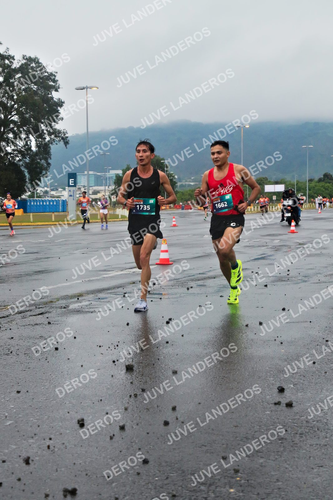 Foto de la CARRERA OMNILIFE GUADALAJARA en Estadio Akron, Zapopan a las 07:21 · dorsal 1735, 1662