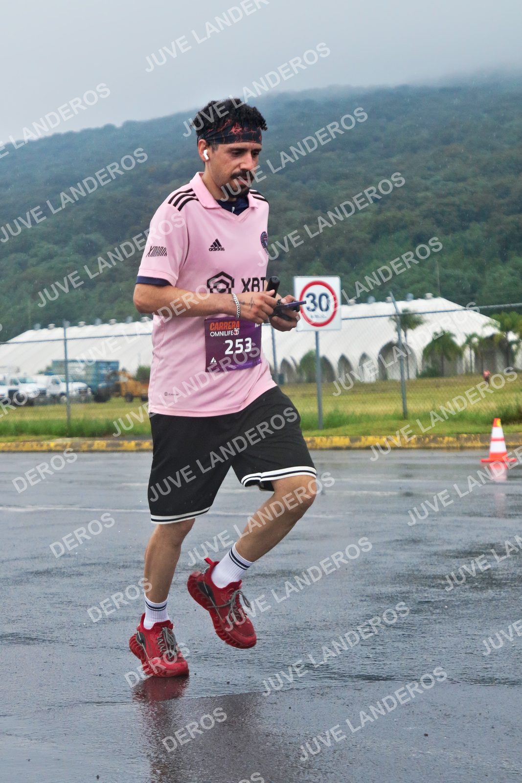 Foto de la CARRERA OMNILIFE GUADALAJARA en Estadio Akron, Zapopan a las 08:04 · dorsal 30, 253