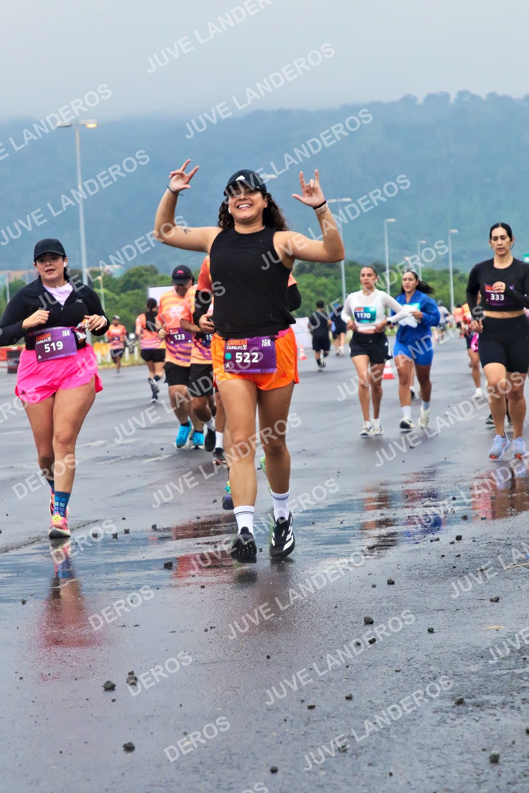 Foto de la CARRERA OMNILIFE GUADALAJARA en Estadio Akron, Zapopan a las 07:45 · dorsal 522, 519, 333, 1170