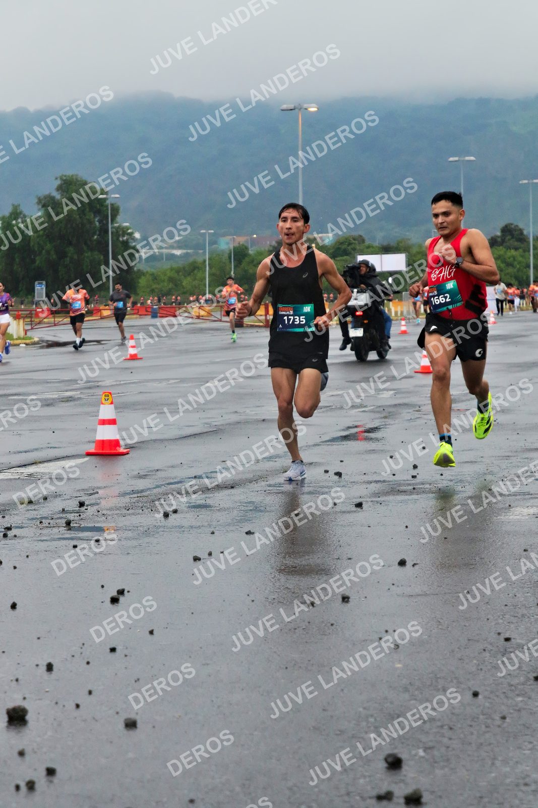 Foto de la CARRERA OMNILIFE GUADALAJARA en Estadio Akron, Zapopan a las 07:21 · dorsal 1735, 1662