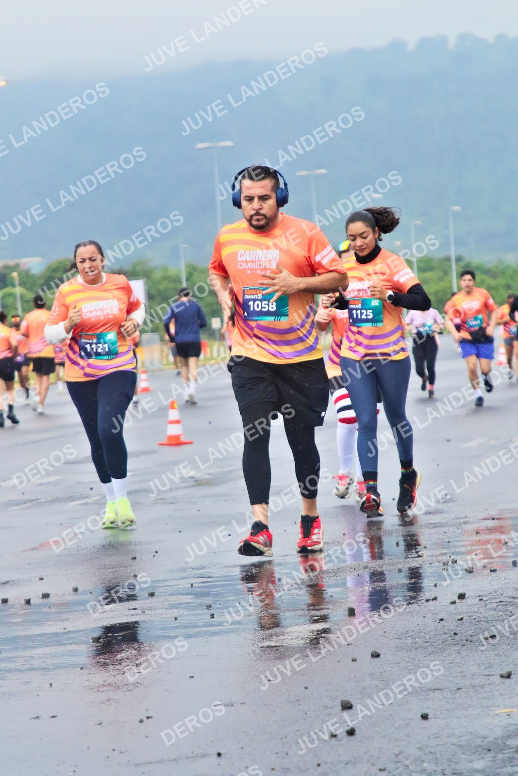Foto de la CARRERA OMNILIFE GUADALAJARA en Estadio Akron, Zapopan a las 07:48 · dorsal 1058, 1125, 1121
