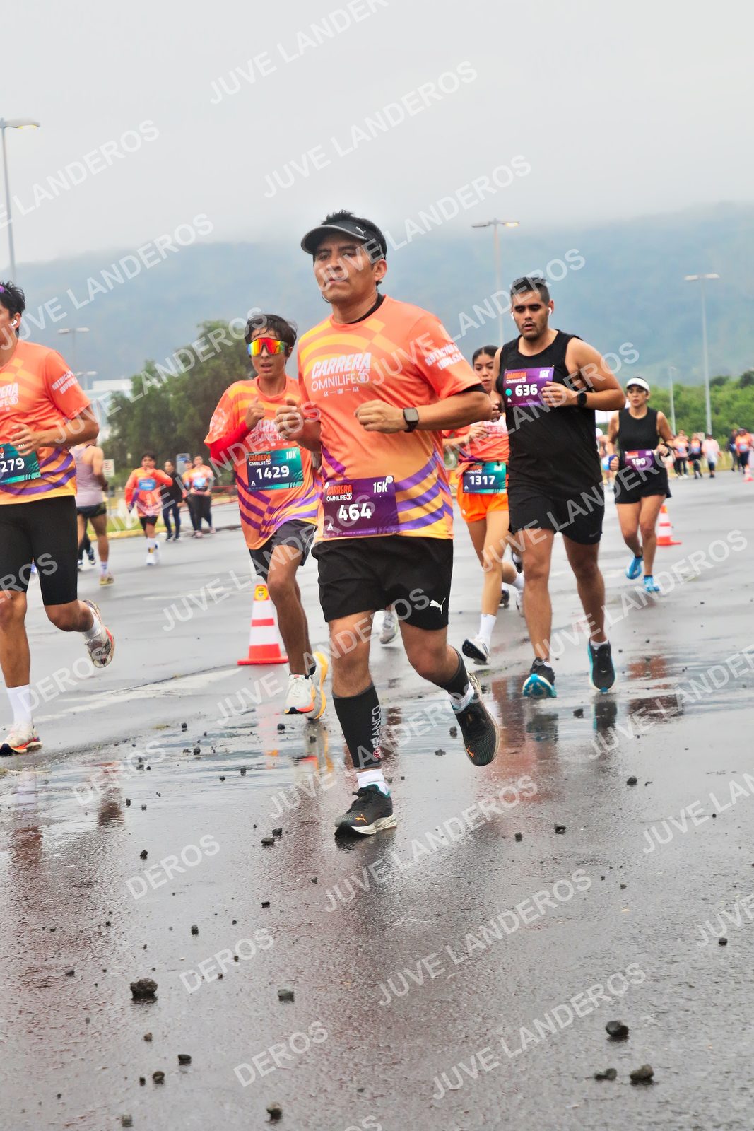 Foto de la CARRERA OMNILIFE GUADALAJARA en Estadio Akron, Zapopan a las 07:31 · dorsal 464, 636, 1429, 1317