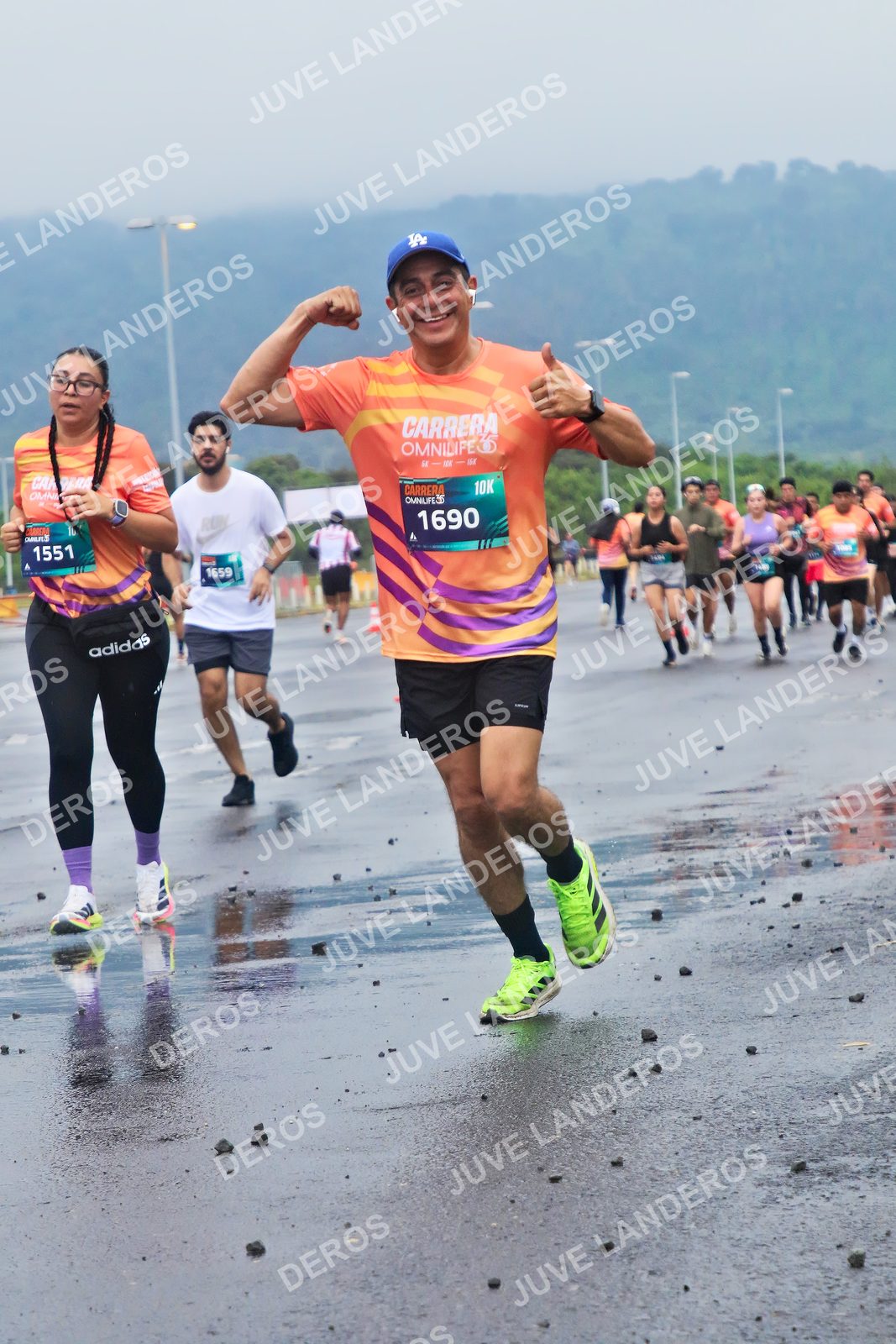 Foto de la CARRERA OMNILIFE GUADALAJARA en Estadio Akron, Zapopan a las 07:43 · dorsal 1690, 1551, 1659