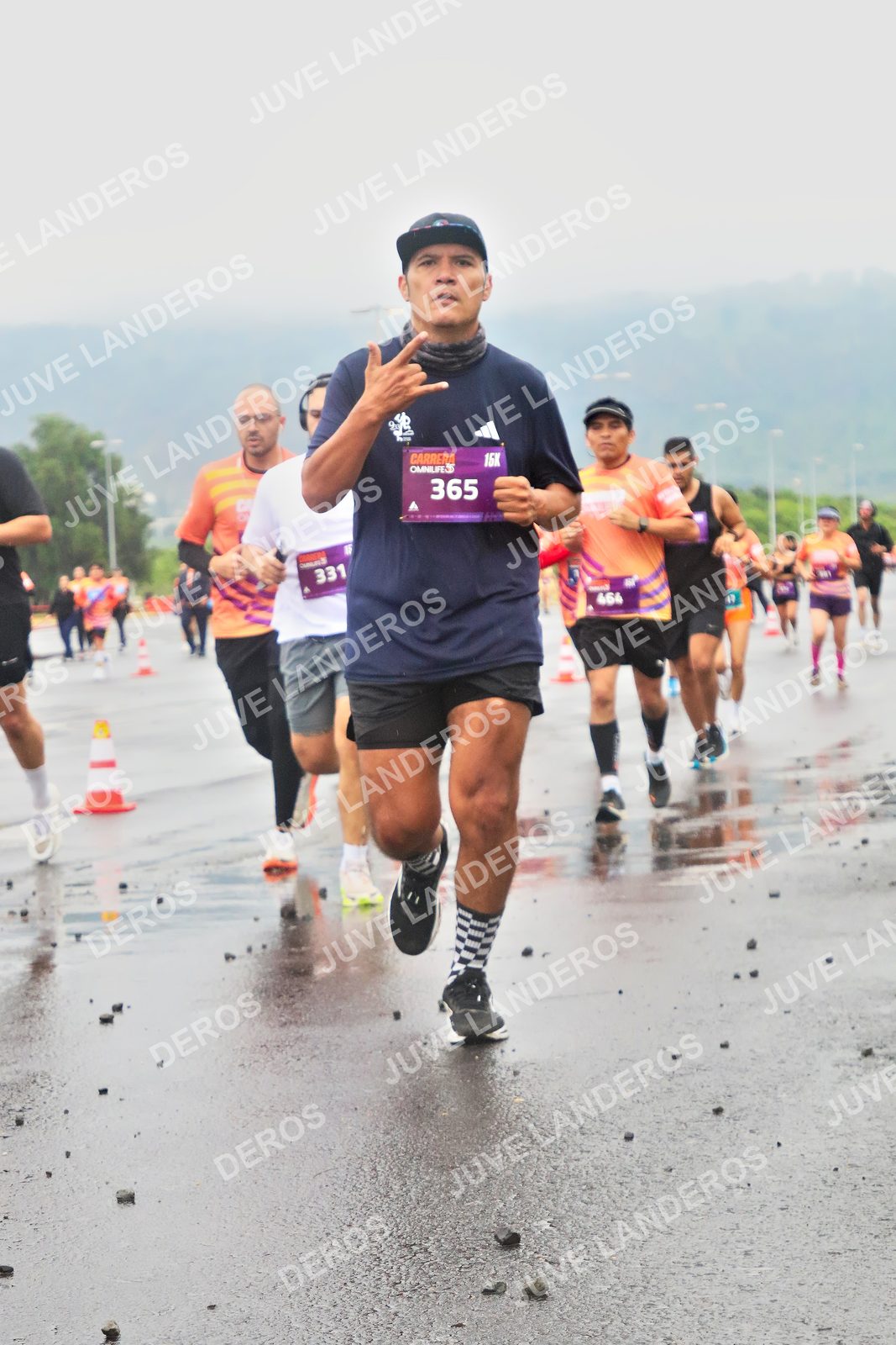 Foto de la CARRERA OMNILIFE GUADALAJARA en Estadio Akron, Zapopan a las 07:31 · dorsal 365, 331, 464