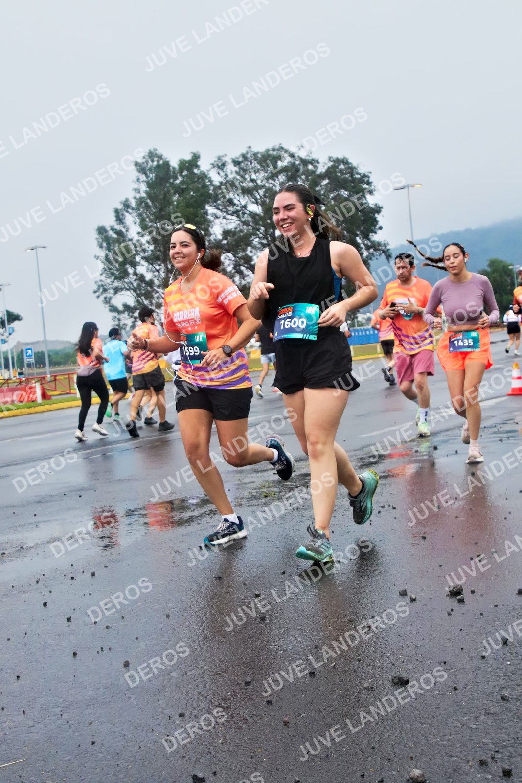 Foto de la CARRERA OMNILIFE GUADALAJARA en Estadio Akron, Zapopan a las 07:44 · dorsal 1600, 1599, 1435